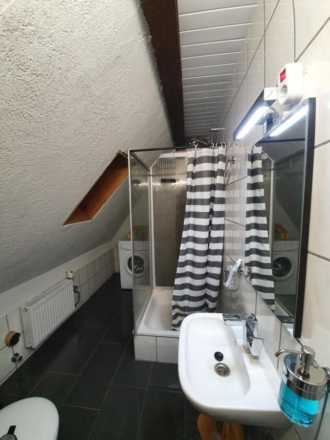 Dachgeschosswohnung In Neumuenster 2 Zimmer Buitenkant foto