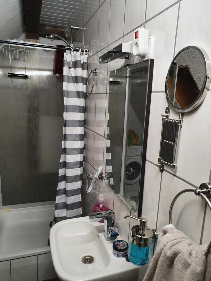 Dachgeschosswohnung In Neumuenster 2 Zimmer Buitenkant foto